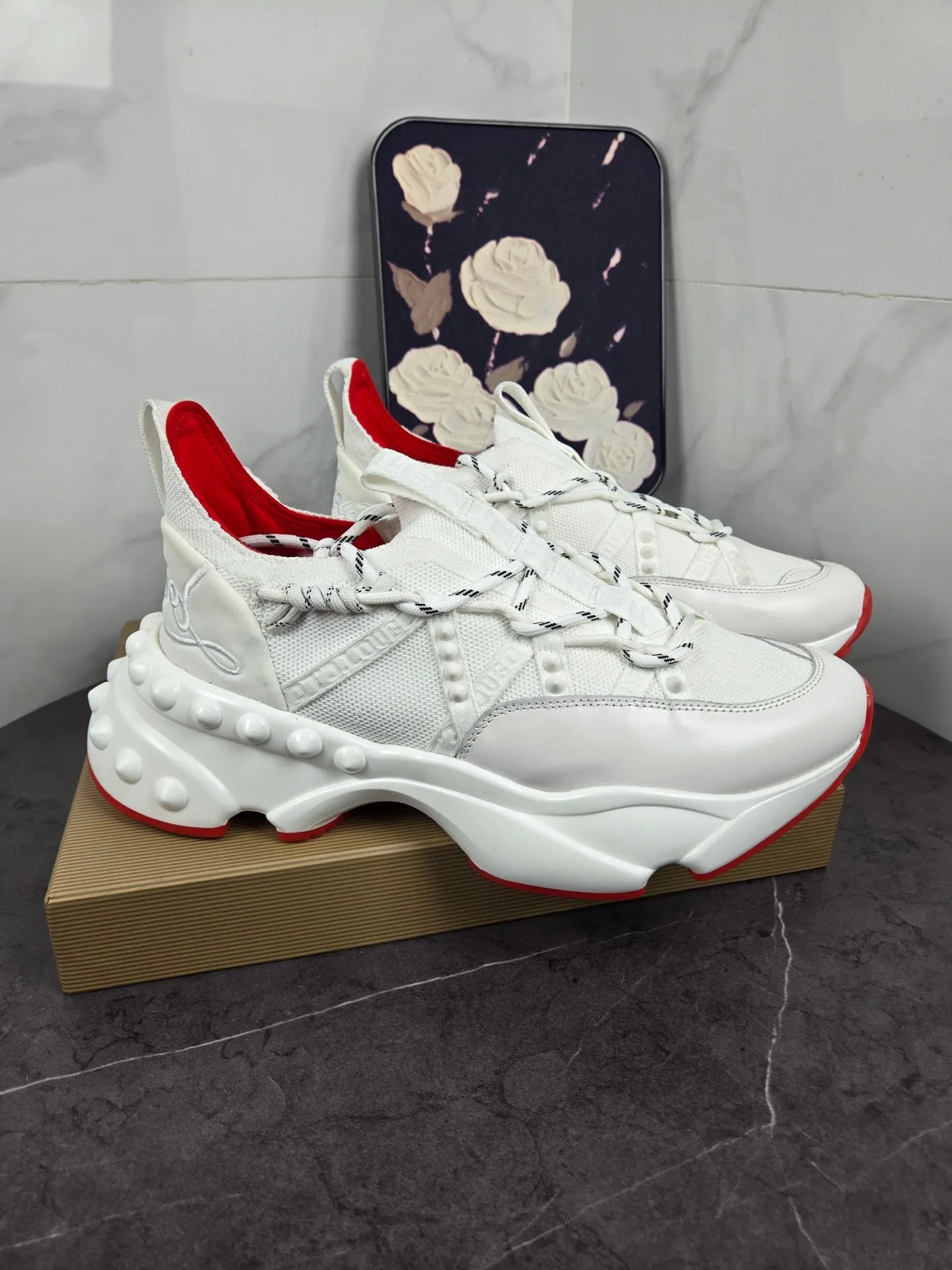 💰¥680 Original item from trendy brand Chri*stian loubou*tin, the latest series of CL red-soled shoes for casual couples. The upper is made of imported Lycra + high-density breathable fly weave, and the environmentally friendly high-elastic suction mold pad will never delaminate. The outsole is made of super non-slip and wear-resistant PU + vacuuming. Two-color combination Size: Female 35-43 Male 38-47 Comes with handbag, card, shoehorn" full package (Female 41 42 43 men 46 47 customized)